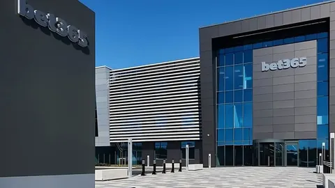 武汉三镇遭遇重大打击：核心球员离队，明年保级前景堪忧，危机四伏！